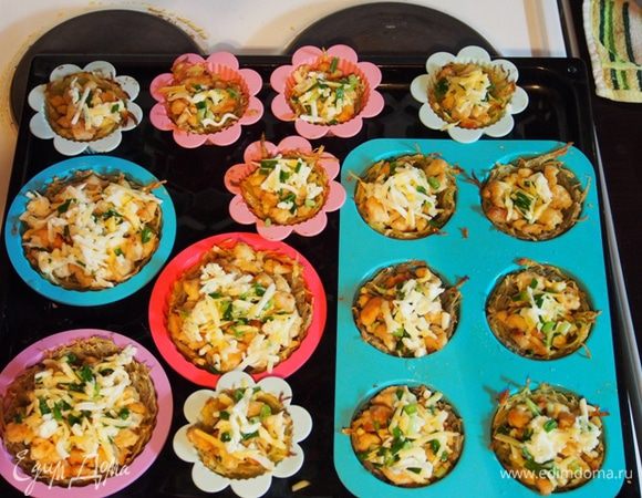 По истечении 20-25 мин. достать корзиночки из духовки, посыпать сырно-луковой смесью и запекать ещё 5-10 мин.
