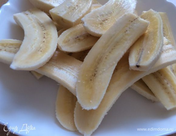 Режем бананы вдоль и пополам. Обжариваем их на очень горячем масле минуты 2, переворачиваем.