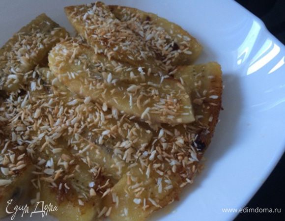 Посыпаем бананы сахаром и сбрызгиваем соком лайма. Ждем пока сахар раствориться и вытаскиваем. Посыпаем горячие кокосовой стружкой и......тут же приступаем к употреблению))))
