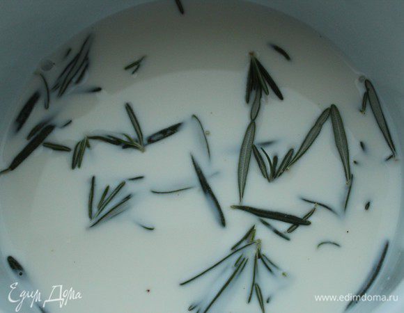 Налить в кастрюлю молоко, оборвать листики с ветки розмарина и положить в кастрюлю. Нагреть, но не кипятить... Оставить на 30 минут под крышкой.