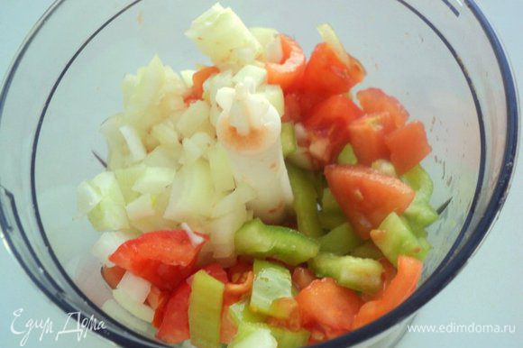 Помидоры залить на 2-3 минуты горячей водой, затем снять кожицу и порезать помидор кусочками. Перец почистить от семян и также порезать кусочками. Добавить лук и измельчить овощи в блендере.