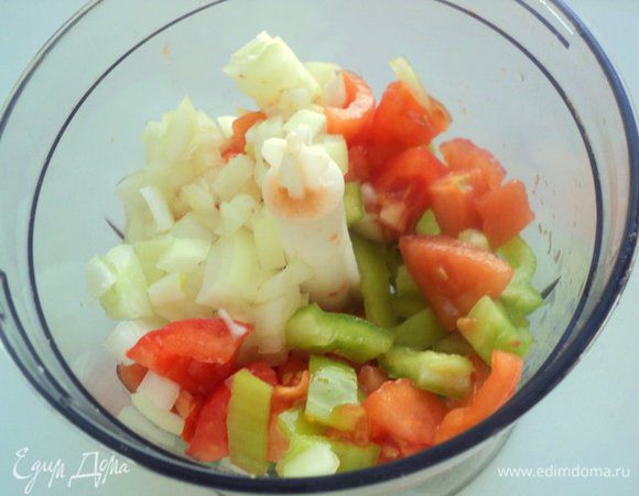 Помидоры залить на 2-3 минуты горячей водой, затем снять кожицу и порезать помидор кусочками. Перец почистить от семян и также порезать кусочками. Добавить лук и измельчить овощи в блендере.