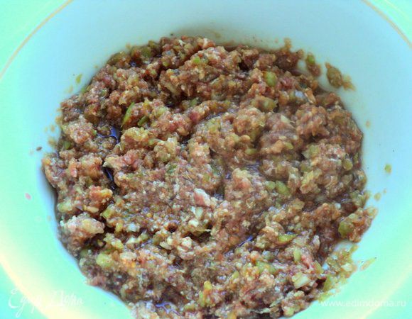 Соединить овощную смесь и говяжий фарш, добавить специи, посолить по вкусу.