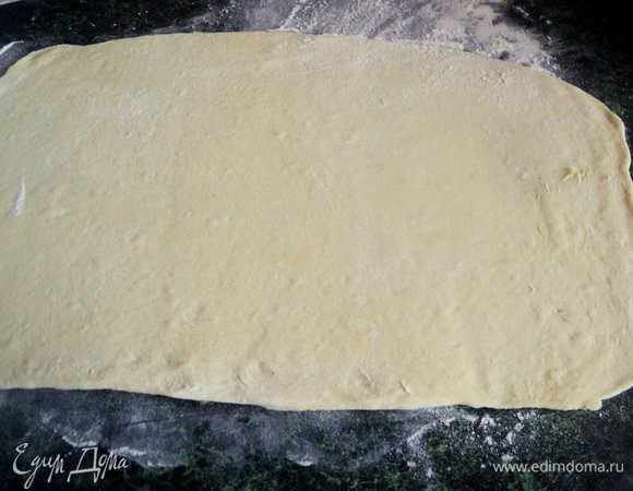 Тесто тонко раскатать в пласт.