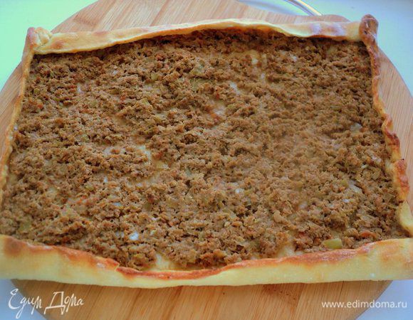 Духовку разогреть до 250 градусов. Выпекать лепешку до золотистого цвета примерно 20 минут.