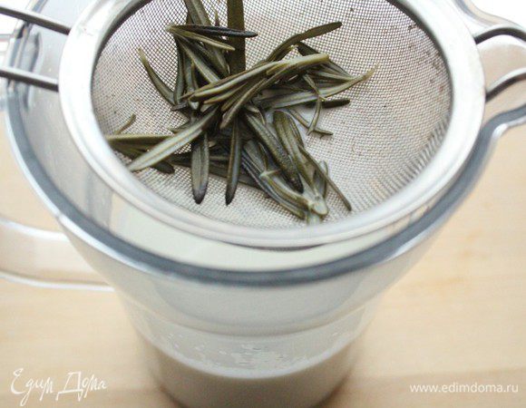 Молоко процедить, снова вылить в кастрюлю, добавить к нему куриный бульон и довести до кипения.