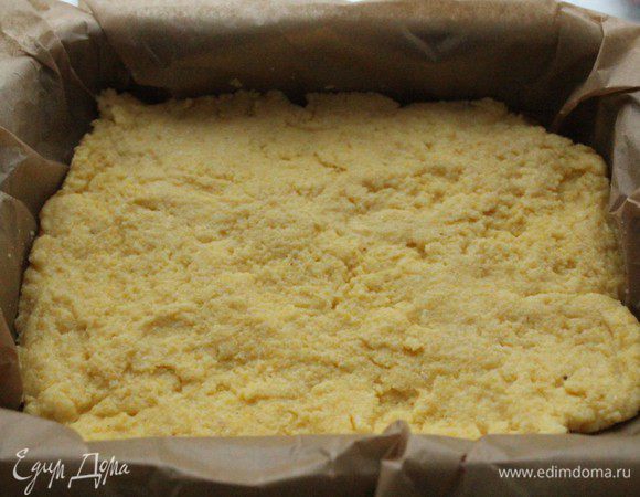 Прямоугольную форму выстелить бумагой и  смазать маслом, выложить поленту тонким слоем и разровнять при помощи лопатки. Дать застыть.