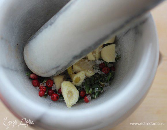 Пока выпекаются чипсы, сделать пряную соль. Поместить в ступку все ингредиенты и истолочь их в крупную крошку.