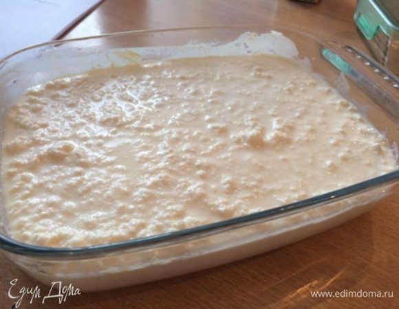 Добавить манку и сахар. Перемешать. Смазать хорошо форму сливочным маслом. Выложить смесь. 