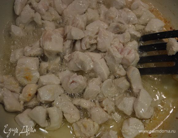 Порежьте куриную грудку и обжарьте на оливковом масле