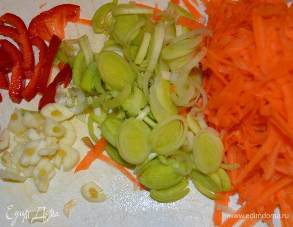 Подготовьте овощи - потрите морковь и порежьте лук, чеснок и перец болгарский.