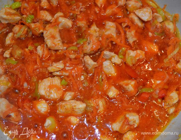 Добавьте овощи и разведенную томатную пасту к курице и потушите минут 15.