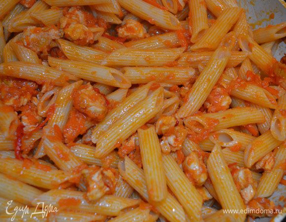 В это время отварите пенне, до состояния аль денте. Добавьте их к готовому соусу. Посыпьте прованскими травами и приправой для макарон.