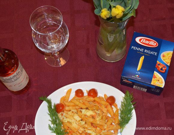 Выложите на тарелку, посыпьте измельченной моцареллой и украсьте черри и зеленью.