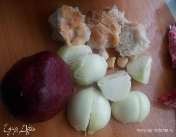 Свеклу предварительно сварить и остудить,почистить. Лук и чеснок почистить. Булочку замочить в молоке и отжать.