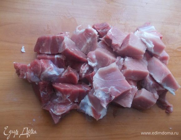 Мясо порезать и помолоть на мясорубке.