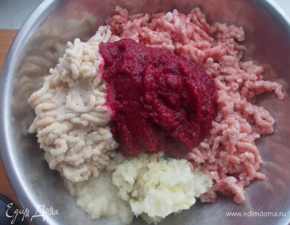 К мясу помолоть лук,чеснок и булочку, посолить и поперчить. Свеклу порезать и взбить хорошо в блендере, вместе с яйцом.