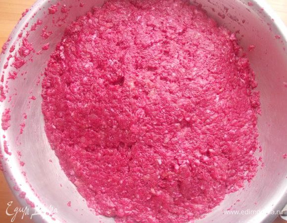 Хорошо перемешать фарш.