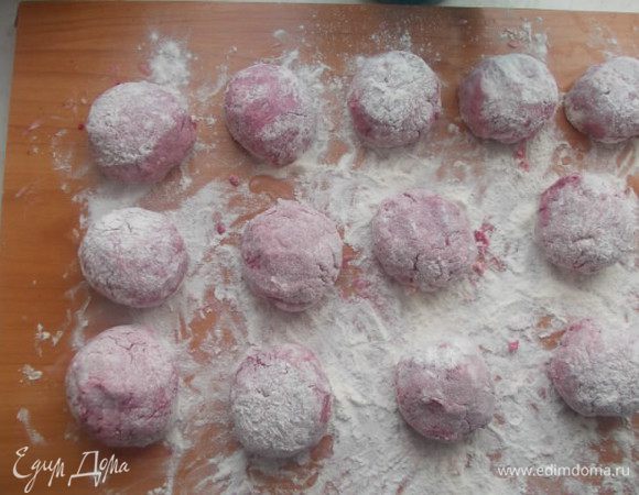 Смачивая руки в воде, формируем небольшие котлетки и обваливаем их в муке. Муки не жалеем,прямо скатываем между ладошками.