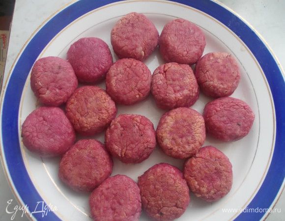 Обжариваем на сковороде с растительным маслом. Только несильно,чтобы просто закрепить форму.