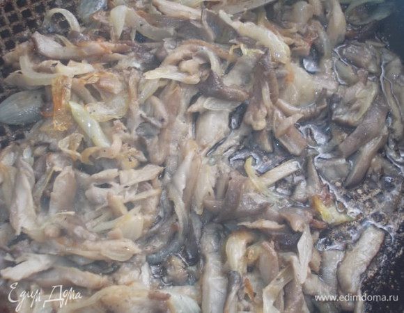 Приготовим соус, для этого порежем соломкой грибы и лук,а затем немного обжарим до золотистого цвета. Сначала лук, затем, когда станет прозрачным, добавим грибы. Посолим и поперчим,добавим щепотку розмарина. Влить сливки и прогреть, не кипятить.