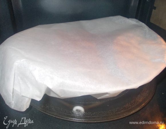 Чтобы получить котлетки,как на главном фото,нужно завернуть их в пергамент и отправить на три-четыре минуты в микроволновку. Они там пропарятся и пойдут до готовности.