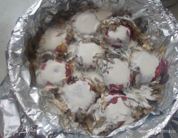 Второй вариант. Котлетки выложить в форму для запекания,или в разьемную с фольгой. Выложить котлетки полить их соусом и отправить в духовку 180С на 20 минут.