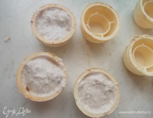 Я брала покупные тарталетки, можно приготовить самой. Наполняем их соусом.