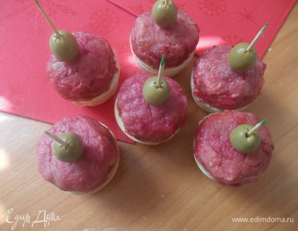 Сверх укладываем котлетки и зубочисткой можно прикрепить оливки, выглядит интереснее.