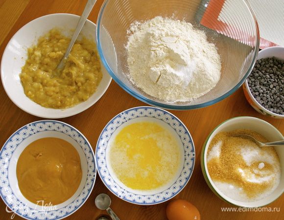 Подготовить все ингредиенты для печенья. В одной миске смешать муку, пищевую соду и соль, перемешать. Сливочное масло и арахисовое масло растопить и отсудить. Хочу сказать в отношении арахисового масла; его лучше растопить в микроволновке или на водяной бане, помешивая..., так как оно может пригорать. Бананы раздавить вилкой. Духовку включить разогреваться на 170 С. 