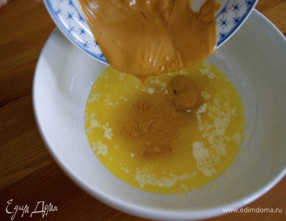 В одной миске смешать сливочное и арахисовое масло. 