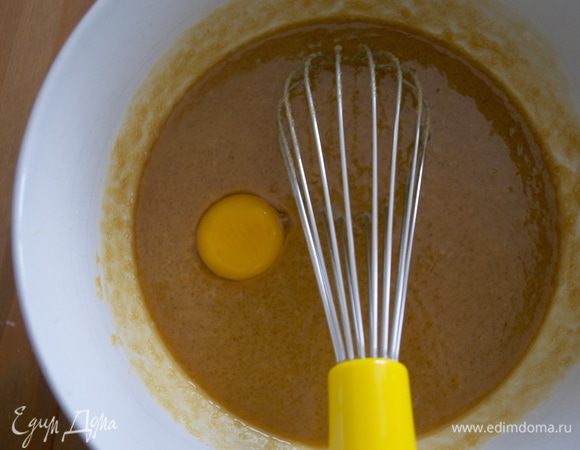 Добавить желток комнатной температуры. И снова перемешать.