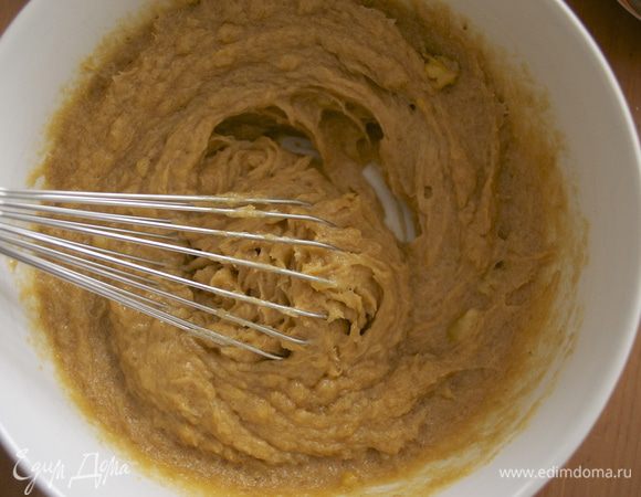 Затем положить банановое пюре. Перемешать - масса не будет однородной.