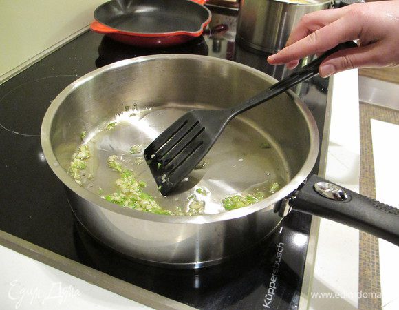 Советую сначала все ингредиенты приготовить, так быстрее. Поехали...	
Сначала режем лук, мелко рубим чеснок и слегка обжариваем все  в глубокой  сковородке.
