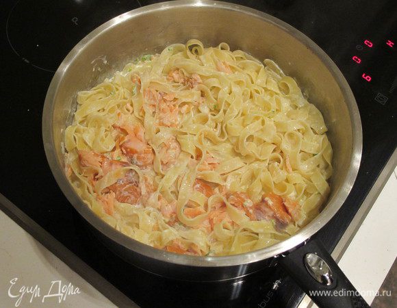 В слегка  соленой воде варим пасту, но где-то на 1 минуту меньше чем написано на упаковке. Затем сливаем воду и добавляем пасту в сковородку, главное сразу немного уменьшить огонь и перемешать, чтобы не зажарились.