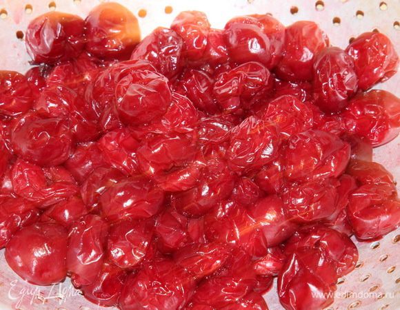 Вишню разморозила накануне, с нее хорошо стек сок. Я высыпаю в дуршлаг, ставлю в кастрюльку и она у меня там размораживается. Сок потом выпивается, а вишня идет в дело.