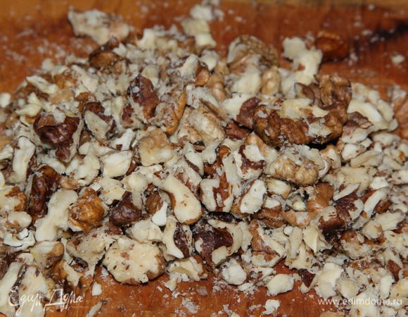 Орехи крупно рубим ножом и проходимся по ним скалкой, можно взбить в блендере на режиме "пульсар". Но я люблю, чтобы орехи чувствовались кусочком, поэтому воспользовалась ножом.