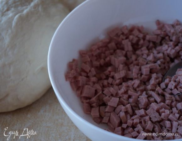 Мелко порезать колбасу, я беру всегда *Докторскую* , она без вкраплений сала, добавить 1-2 щепотки молотого черного перца.