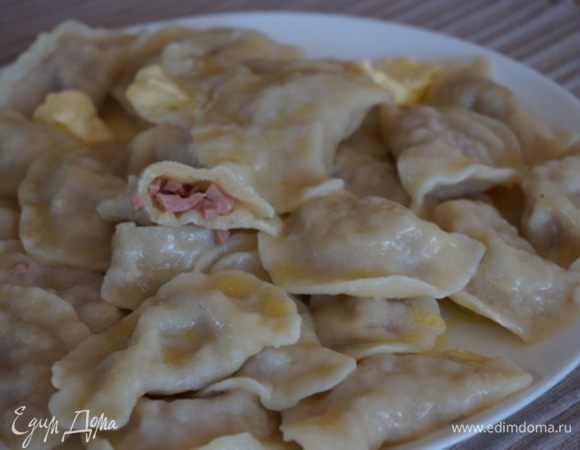 Готовые вареники подавать со сливочным маслом или со сметаной. Кушайте на здоровье!