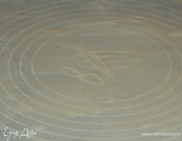 Достаем из холодильника тесто, разрезаем на две части. Далее, тем кто первый раз готовит такое тесто, предлагаю сделать следующим образом: расстелить льняное или хлопчатобумажное полотенце, подпылить его мукой, выложить тесто и начать катать скалкой сколько получится. Затем отставляем скалку в сторону, берем тесто руками и начинаем его вытягивать в стороны. Не бойтесь, тесто очень податливое. Вытягивайте как можно тоньше, чтобы через тесто просматривался рисунок Вашего полотенца. Я это делала на силиконовом коврике, сначала раскатала, а потом руками на кулачках растянула вот до такого состояния: