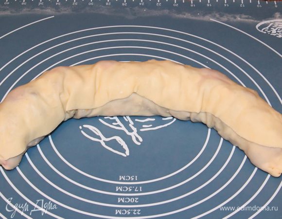 Аккуратно сворачиваем в рулет, подворачивая плотненько тесто. Получилось у меня два таких рулета.