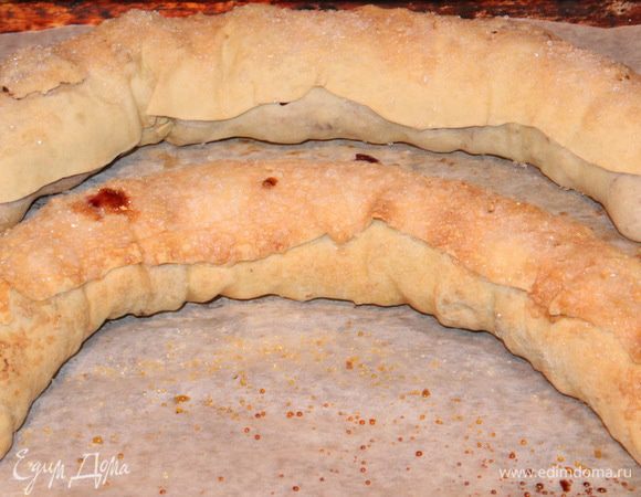 Духовка разогрета до 200 градусов, выпекаем минут 40-50 до появления румянца. Здесь, опять же, ориентируйтесь по своей духовке: кому-то может понадобиться больше времени, кому-то меньше. Остужаем рулет до теплого, нарезаем порциями и зовем всех на чай! 