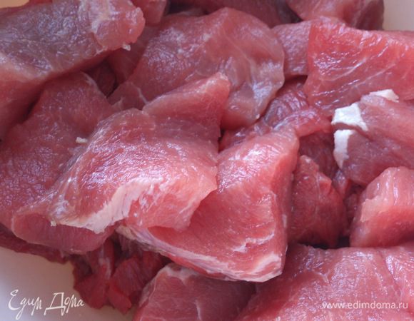 Мясо помыть, обсушить и зачистить от жил.