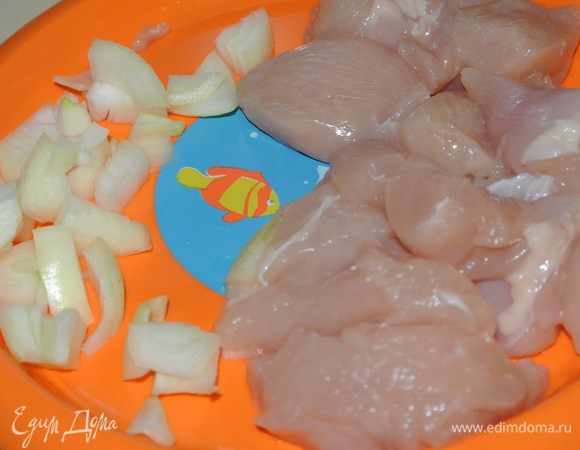 Режем на кусочки куриное филе и лук.