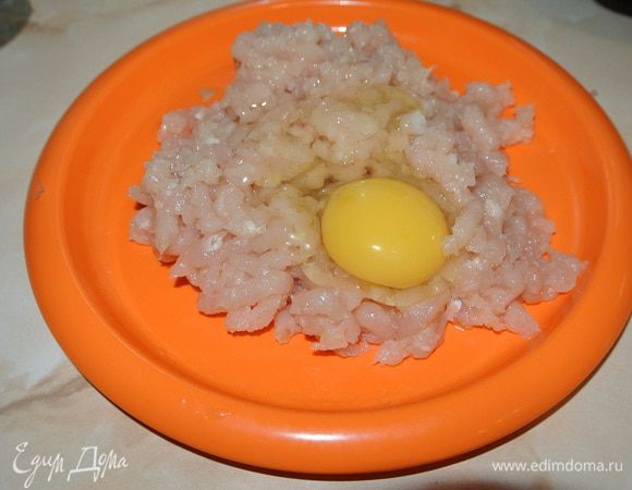 Пропустим через мясорубку, посолим, добавим яйцо и хорошо перемешаем. 
