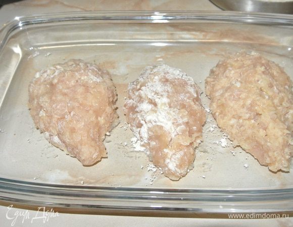 Обваляем в муке и сформируем котлетки в виде ежика.
