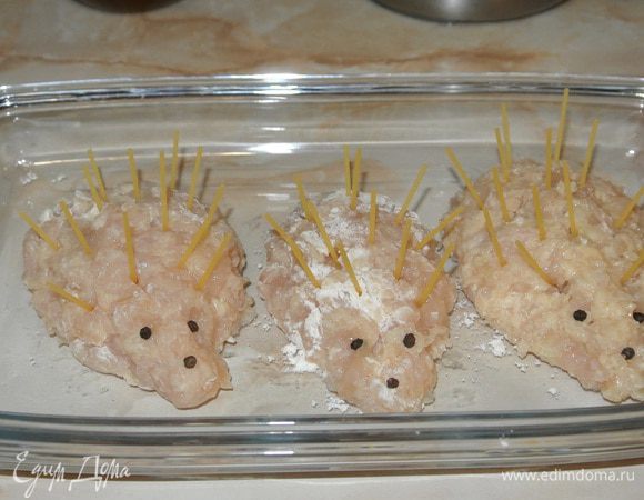 Украсим ежиков «иголочками» и сделаем им глазки с носиками. 