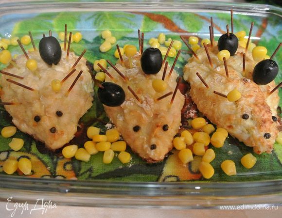 Запекаем 45 минут. Украшаем наших ежиков: оденем им на иголочки зернышки кукурузы и консервированные маслины. 