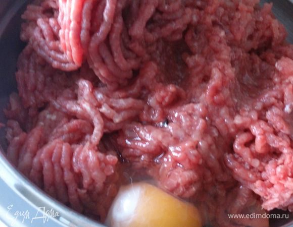 Прокрутить через мясорубку и вбить яйца.