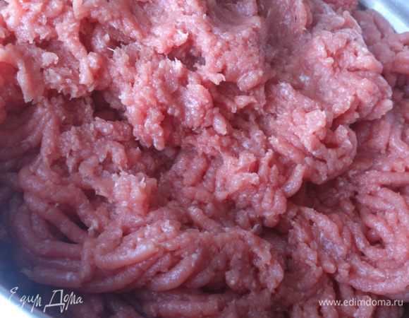 Еще два раза пропустить мясо через мясорубку. После этого хорошо выбить фарш. Так мы добъемся абсолютно однородного состояния.